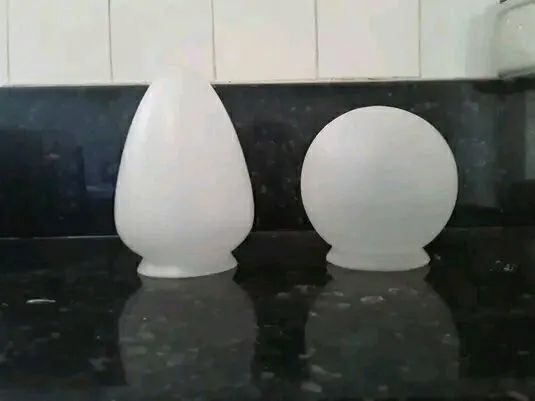 Luminárias plásticas tipo bola e tipo pera (brancas).
