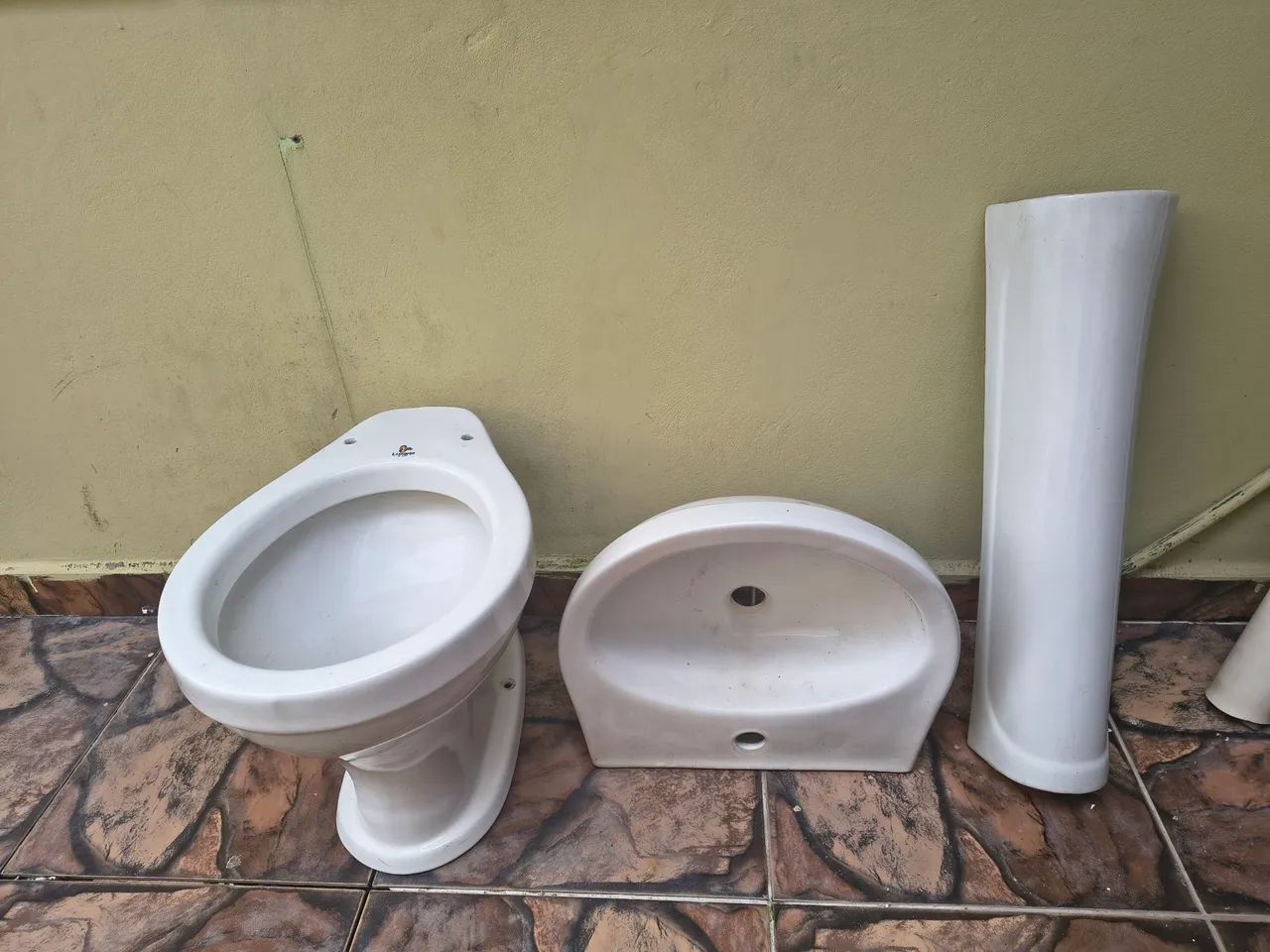 White porcelain bathroom set