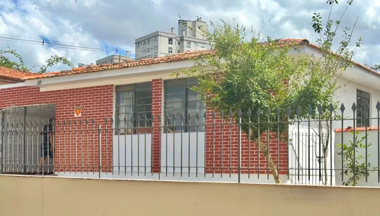 Oportunidade! Casa de 3 quartos com excelente valor no Bacacheri! Terreno com 15m de frent