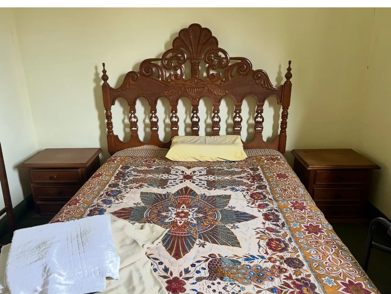 Cama casal colonial entalhada com colchao semi nova - Foto 2