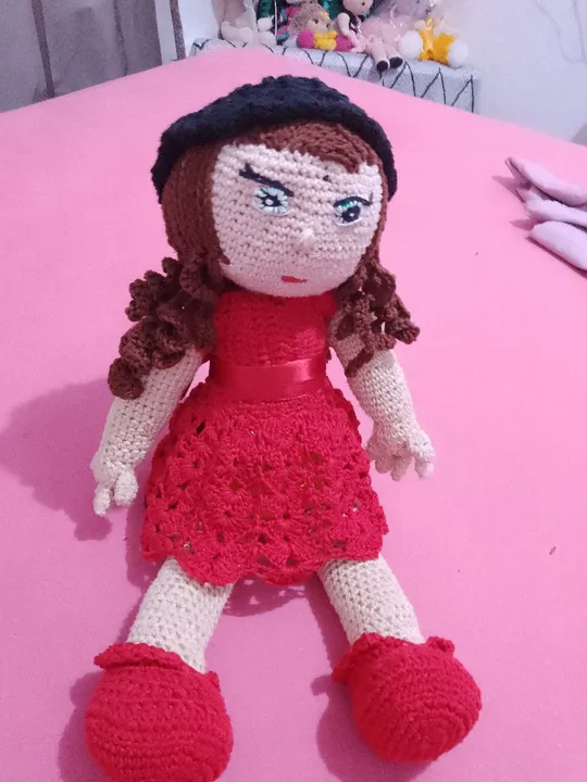 Boneca de crochê artesanal