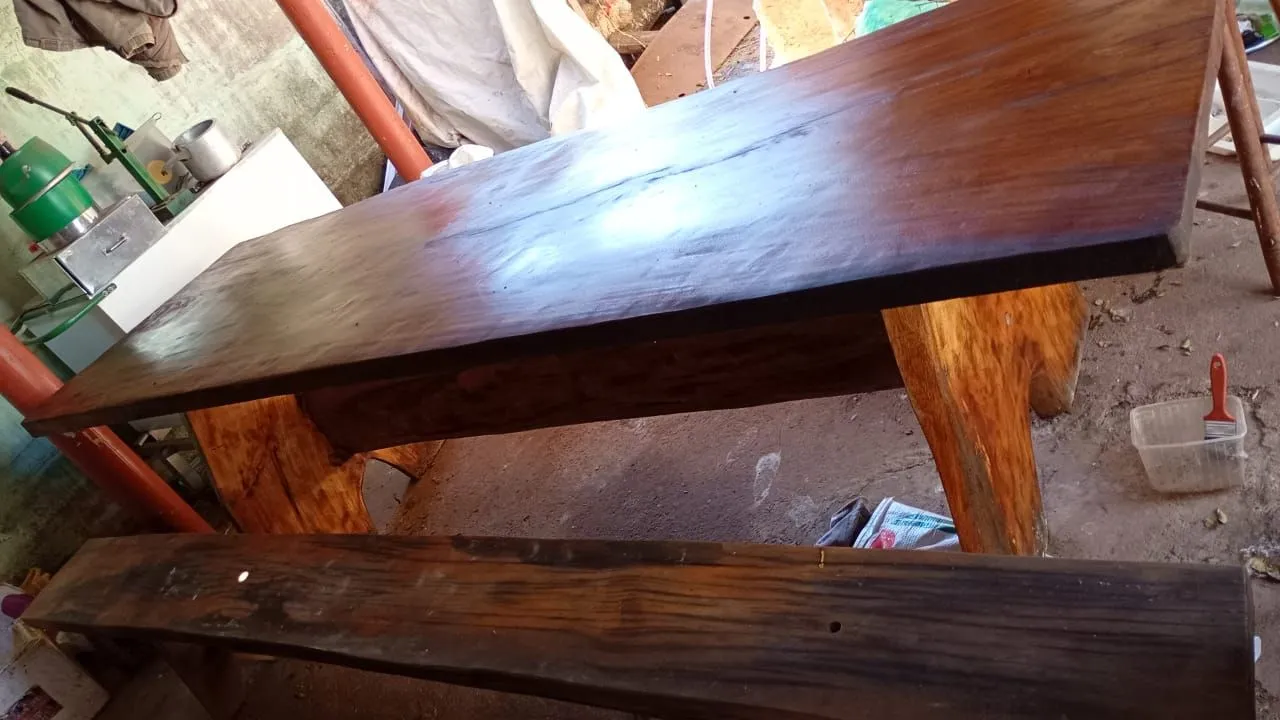 Mesa de madeira rústica com banco
