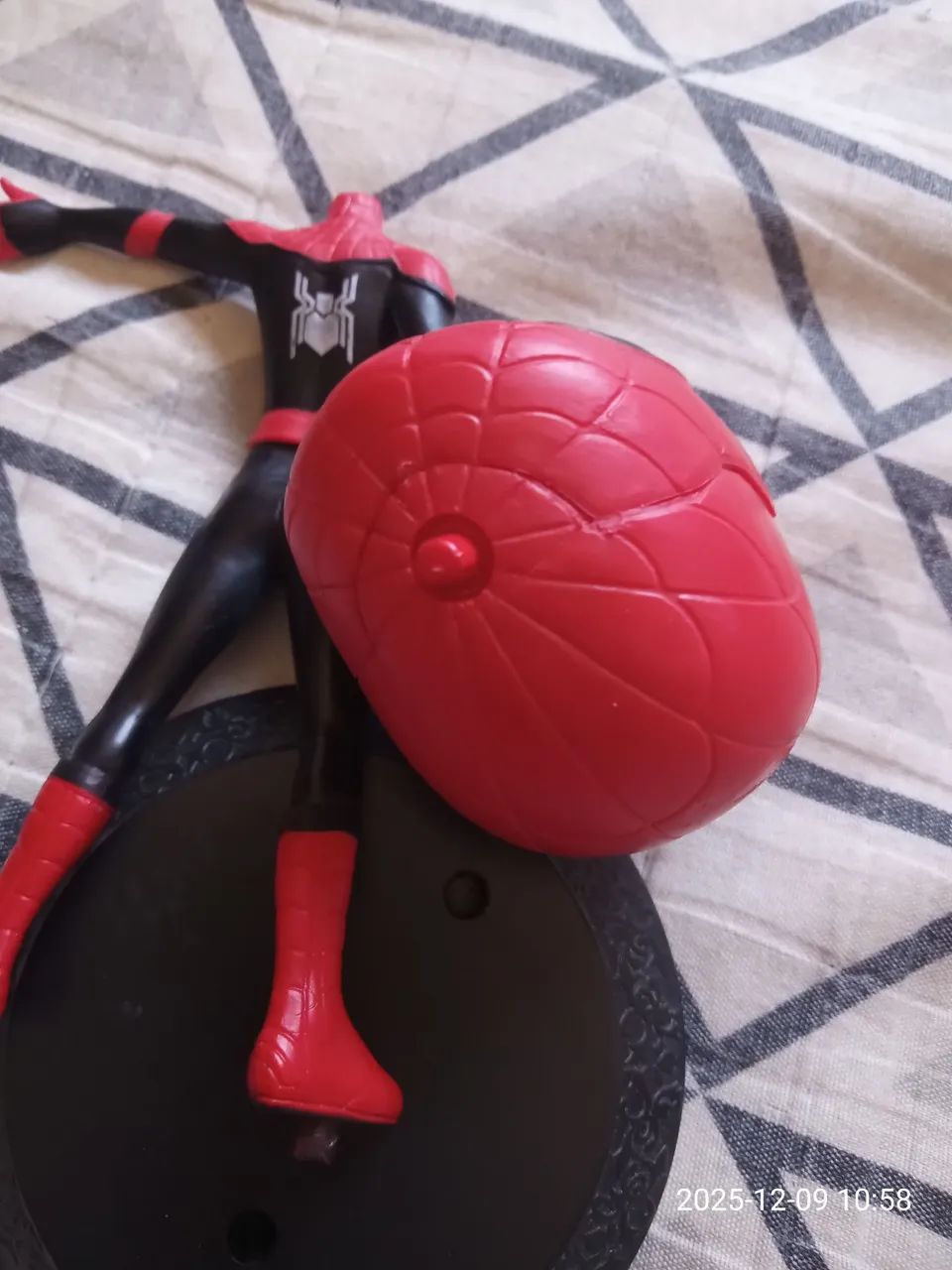 Boneco spider-man original em perfeito estado faço Olx pay  - Foto 3