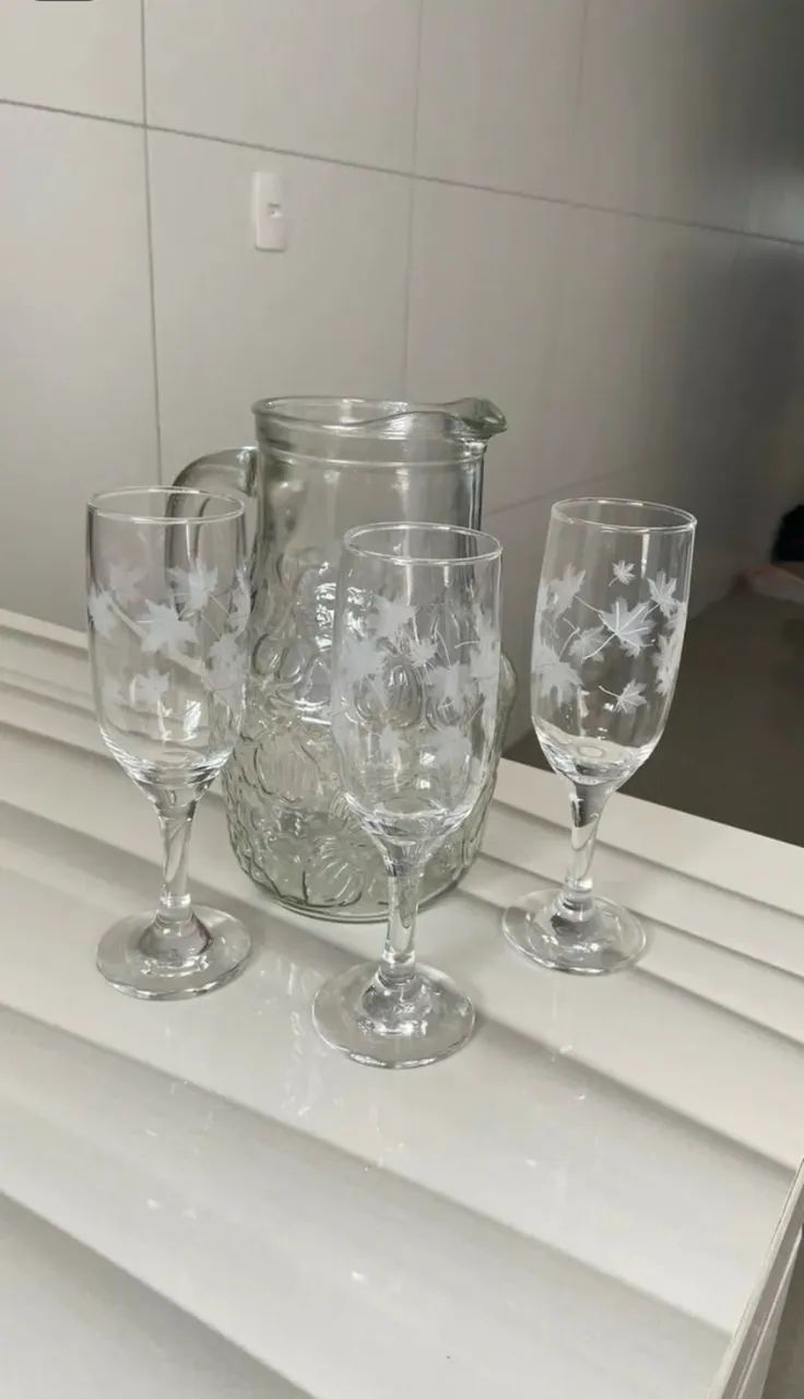 Conjunto de taças e jarra decorada 750ml