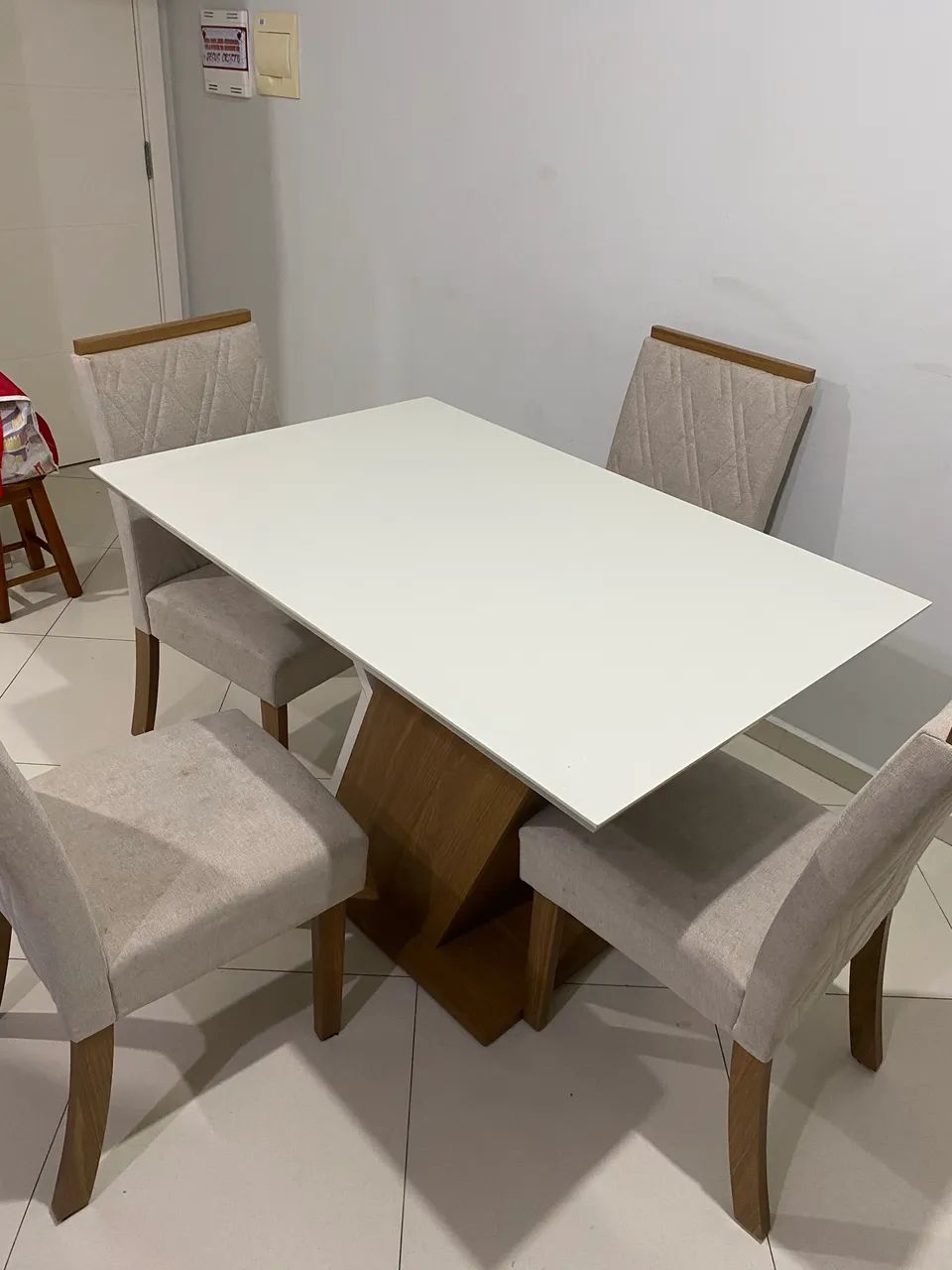 Mesa com quatro cadeiras 64573991979522123