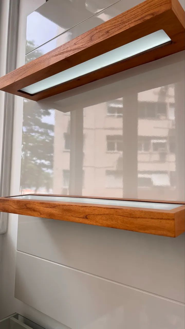 Painel com prateleiras de LED e base em vidro ? design moderno