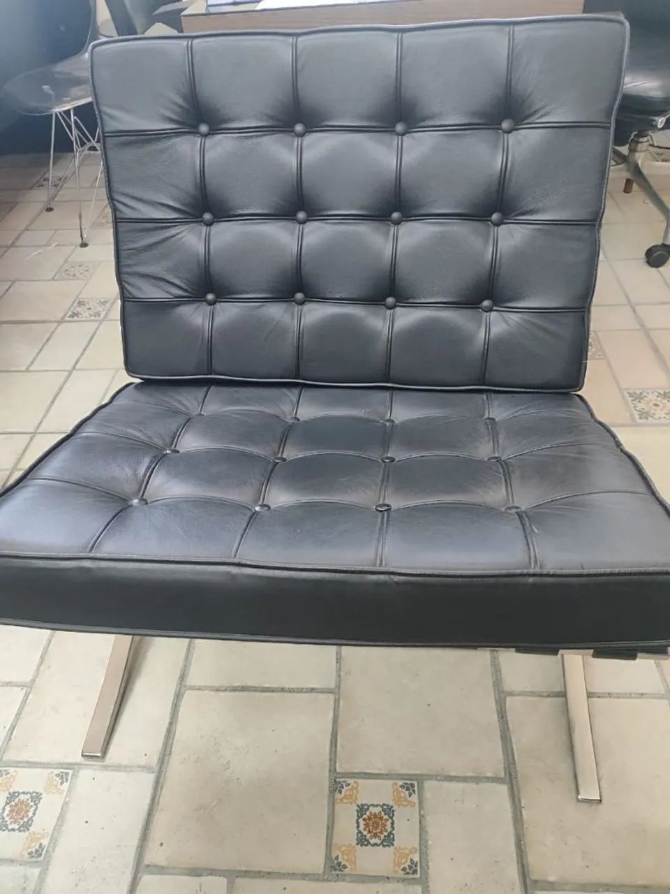 Poltronas Barcelona couro legítimo <br>Estrutura de inox