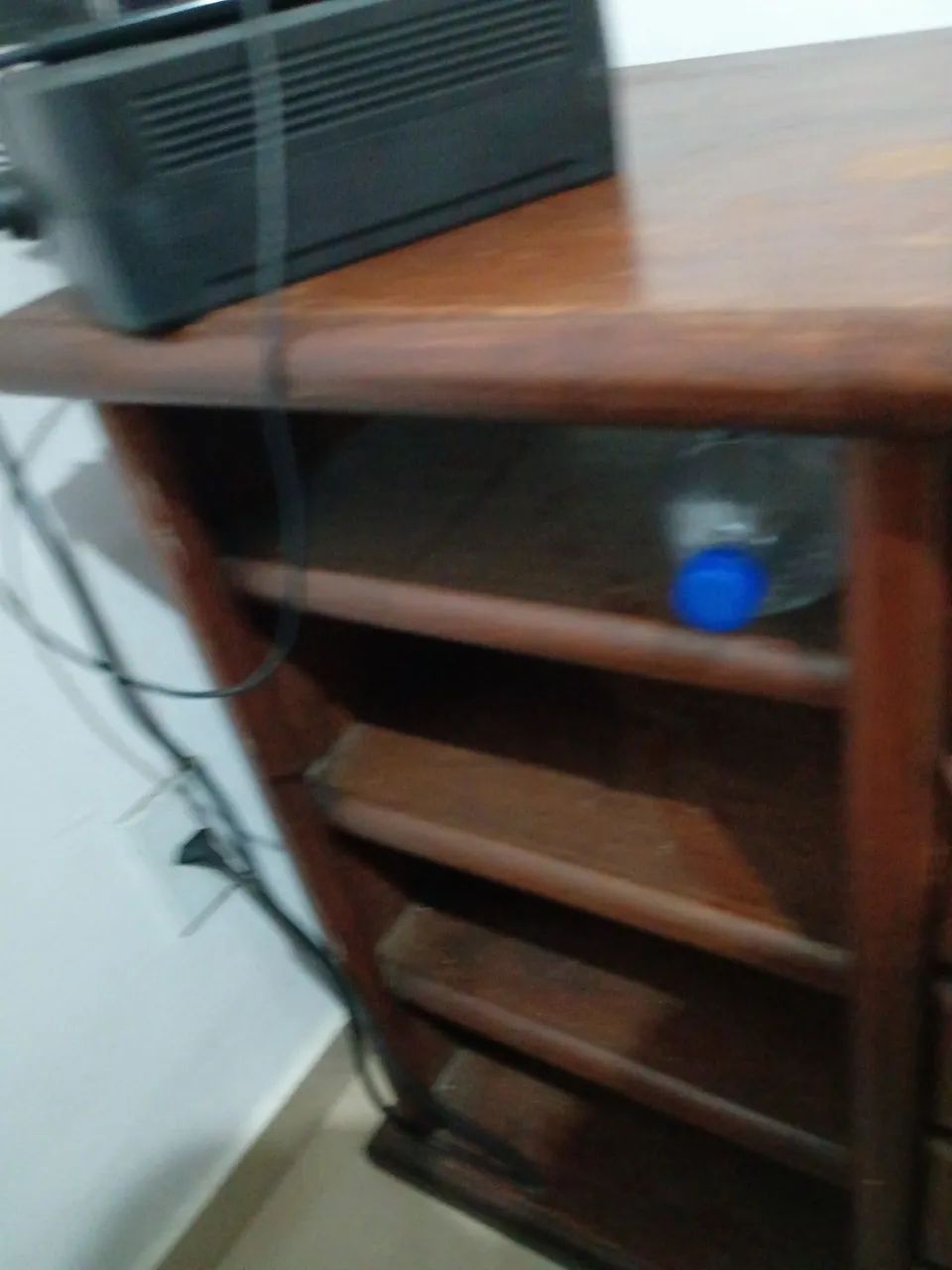 Mesa de escritório de madeira com gavetas - Foto 4