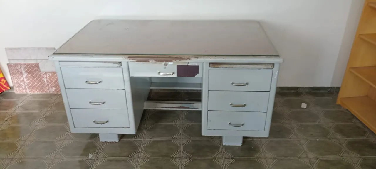 Mesa de escritório em aço