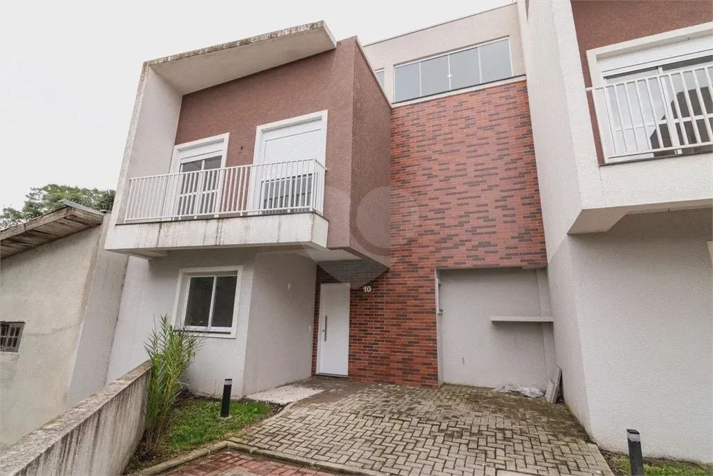 Sobrado para venda possui 168 metros quadrados com 3 quartos em Campo Comprido - Curitiba