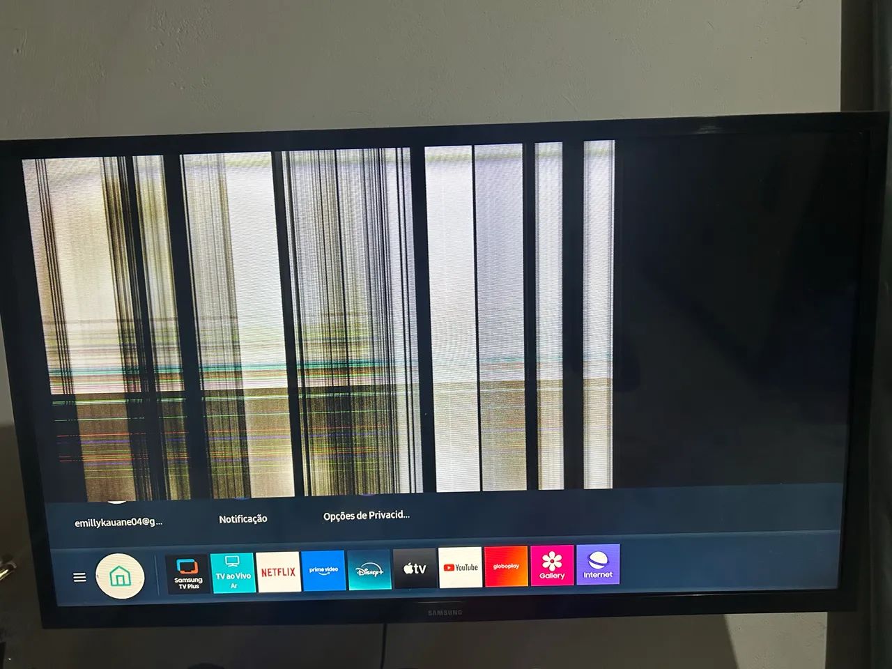 Televisão com defeito na tela