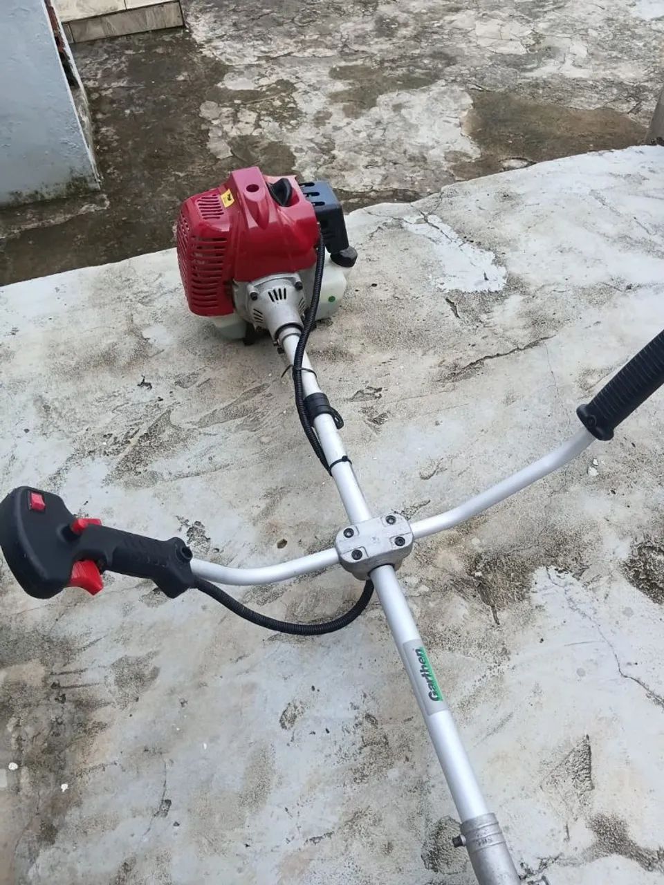 Vende se uma roçadeira da marca CG 550B Garthen  por 650