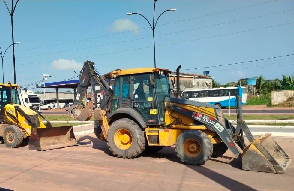 RETROESCAVADEIRA JOHN DEERE 310K 