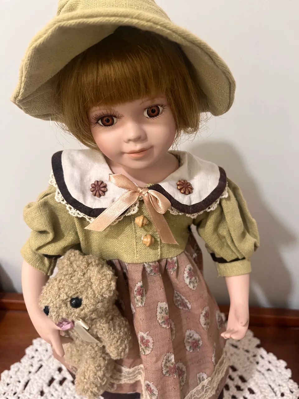 Boneca porcelana 45cm com mascote na mão  - Foto 3