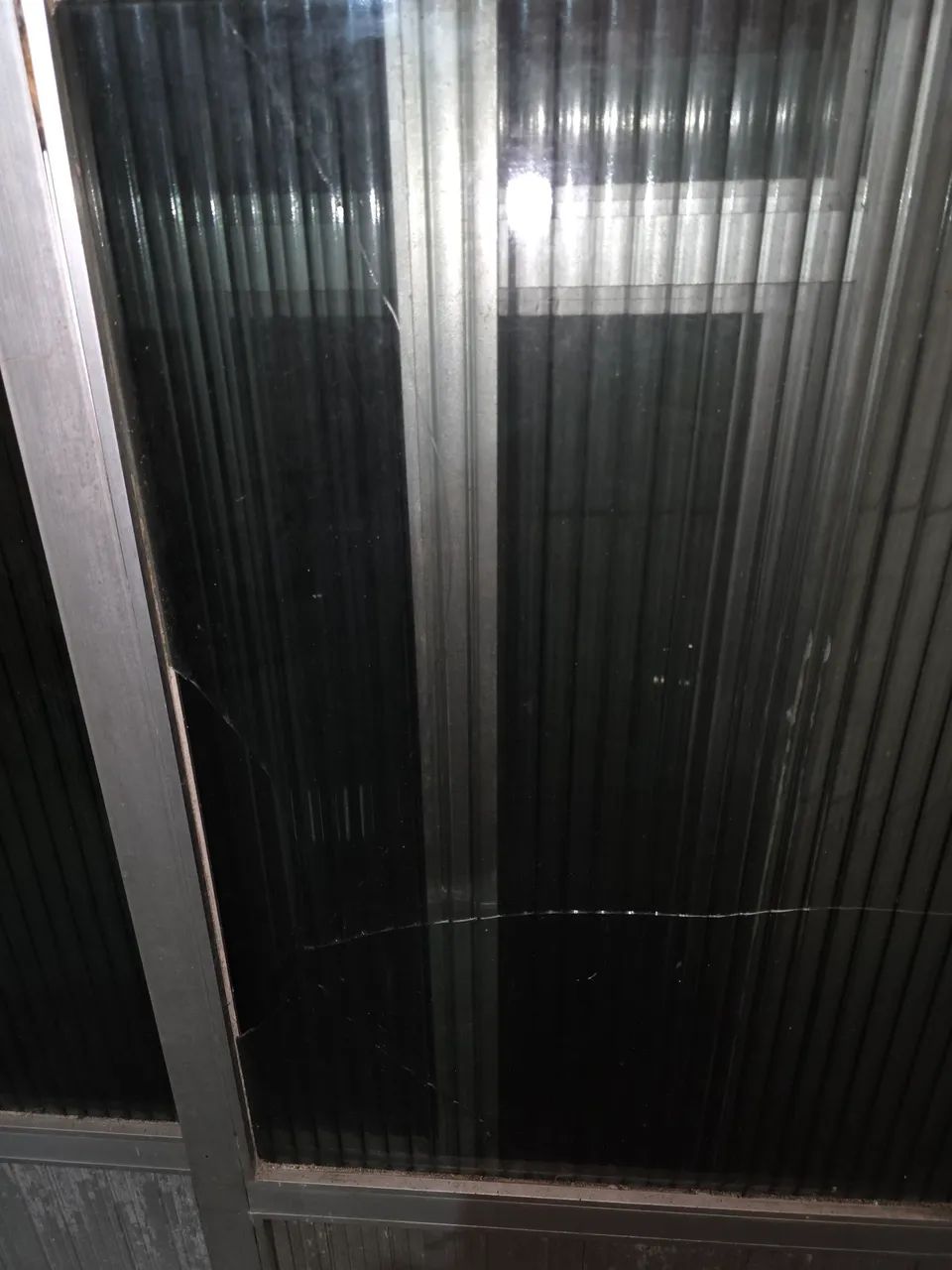 1 porta e 2 janelas de correr de alumínio com vidros canelado semi escuro.  - Foto 3