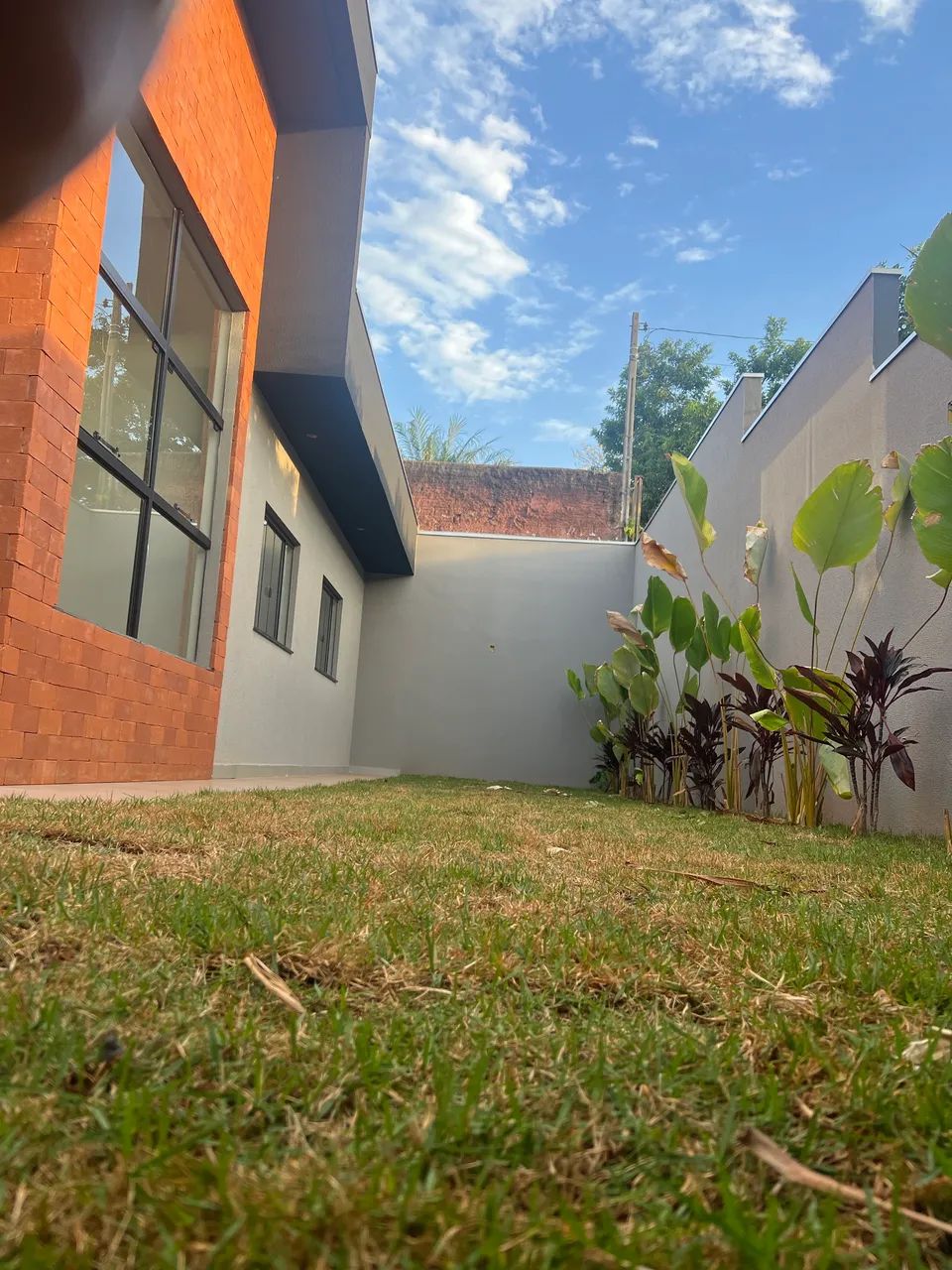 Linda Casa com quintal e paisagismo - Foto 2