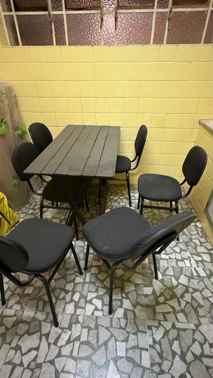 Conjunto de mesa de madeira com 6 cadeiras estofadas - Foto 2