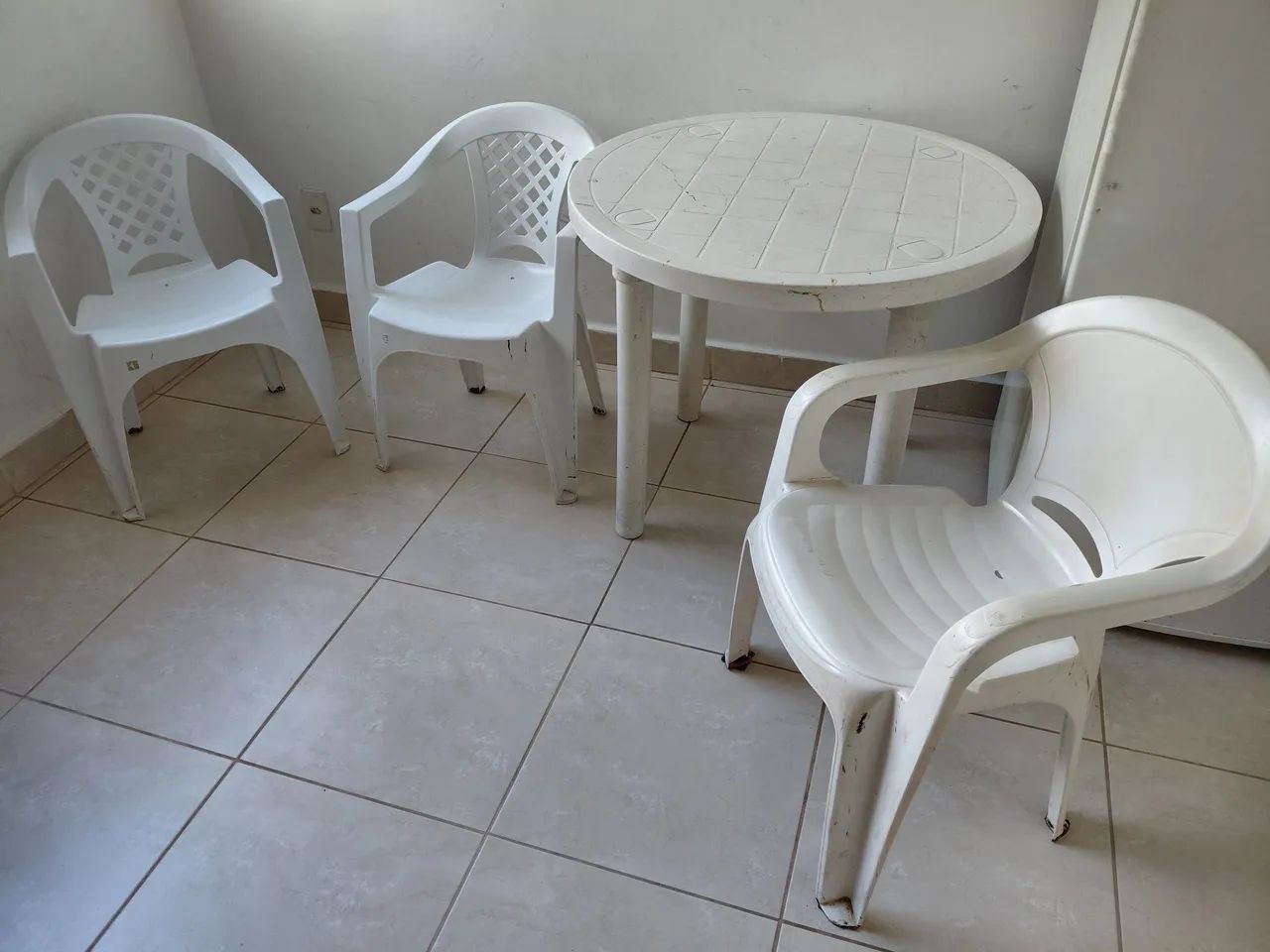 Mesa com cadeiras de plástico  - Foto 2