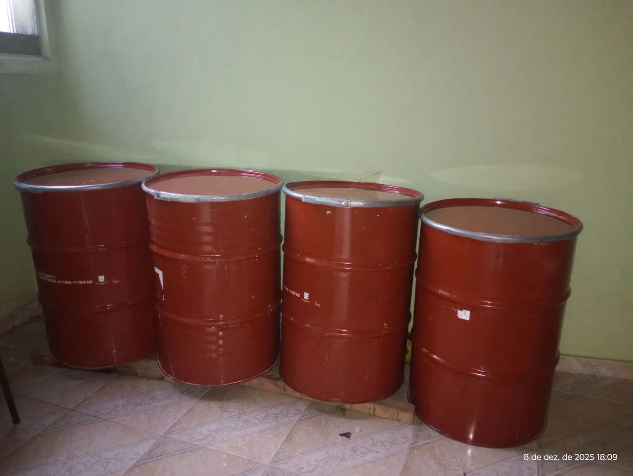 Tambor de metal 200 litros com tampa e abraçadeira de aço 