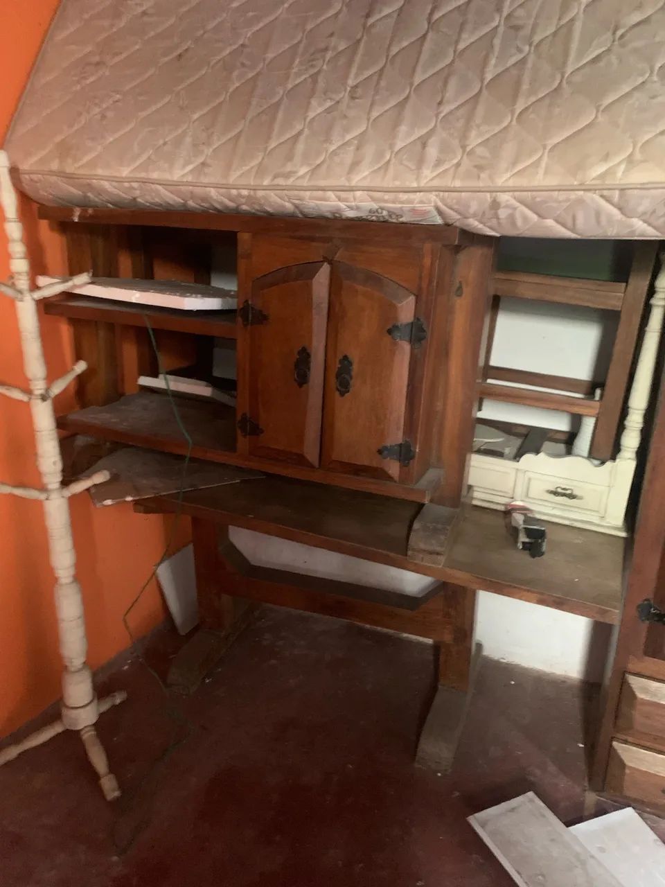 Guarda Roupa, Mesa com 4 cadeiras Rack, madeira estilo Coñonial - Foto 2