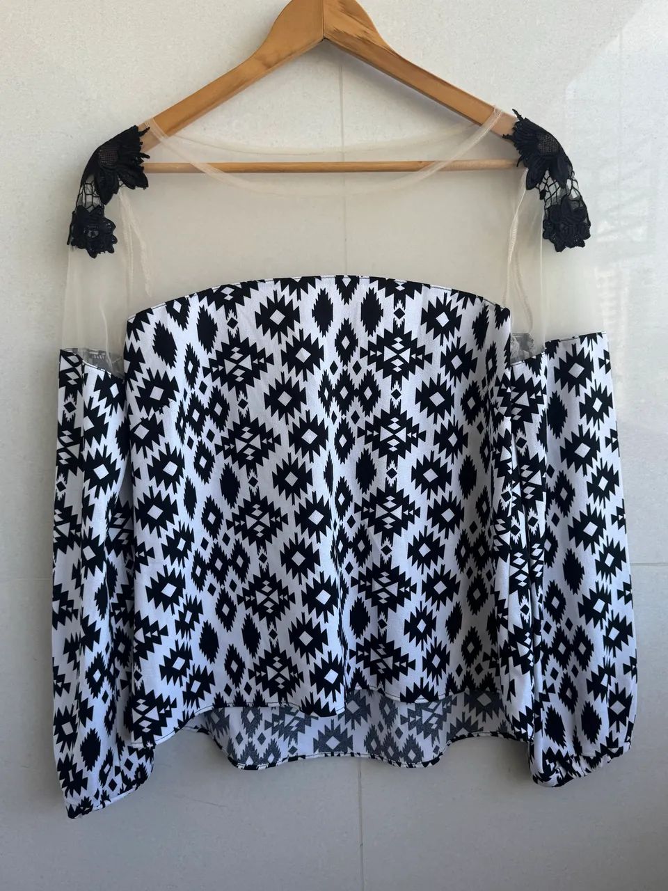 Blusa feminina estampa geométrica e transparencia  - Foto 2