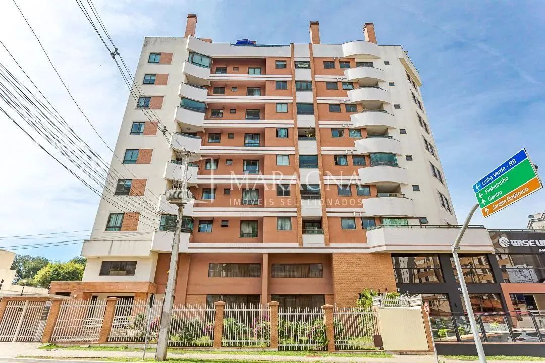 Cobertura com vista para a Serra do Mar  Ampla e ensolarada