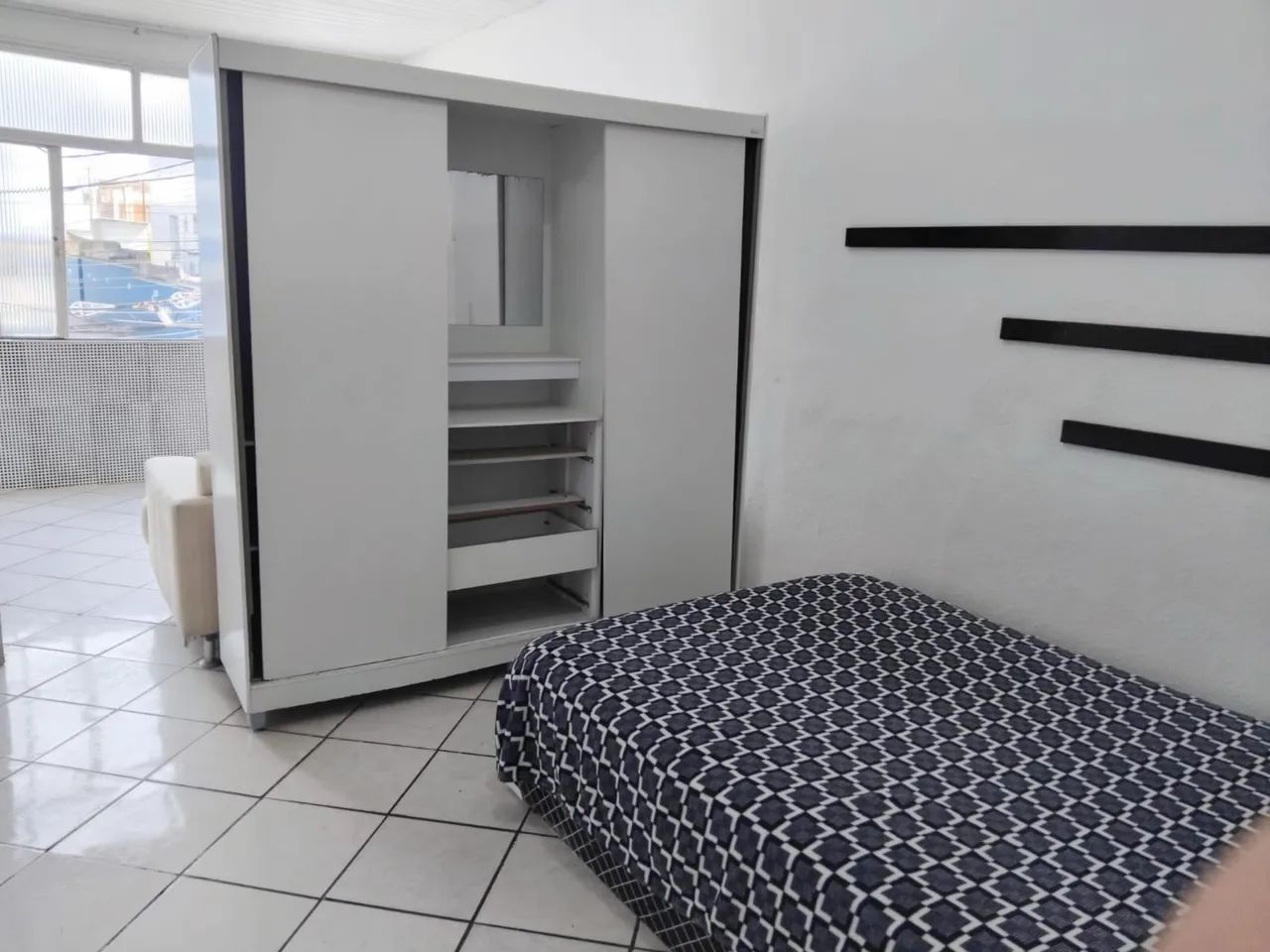 KITNET QUARTO E SALA MOBILIADO NA PITUBA - A 200M DA PRAIA - Foto 2