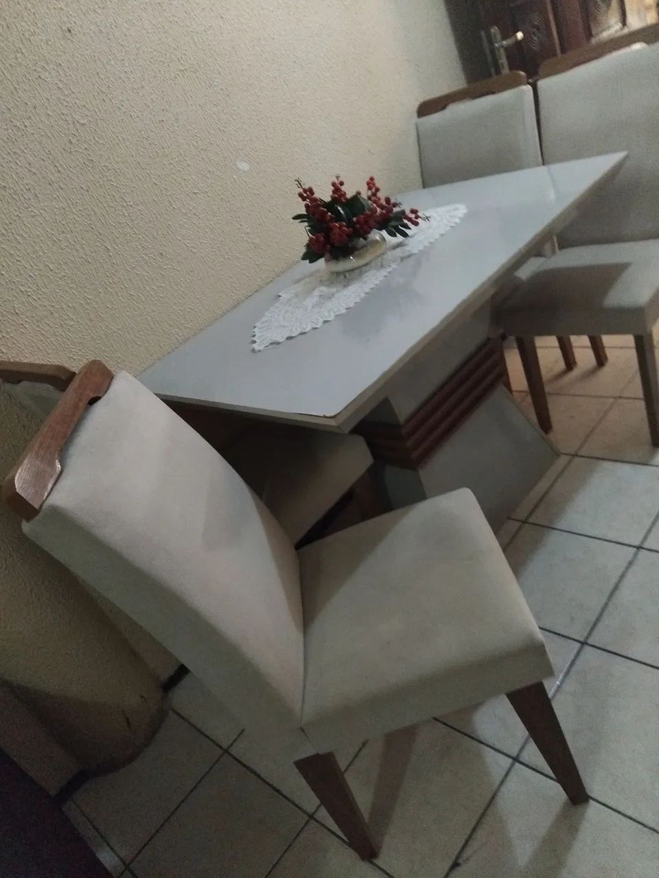 Mesa com quatro cadeiras  - Foto 2