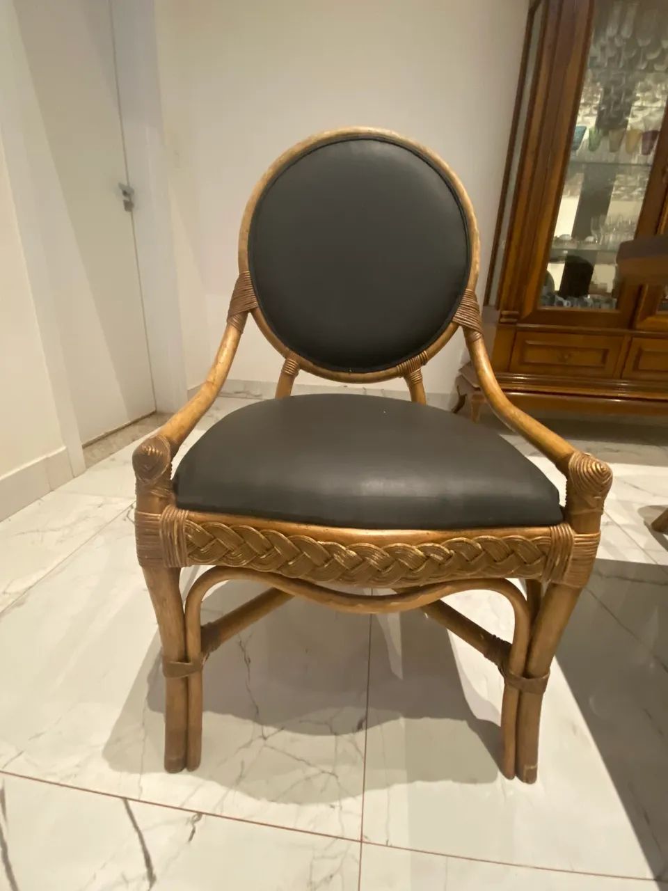 Mesa de Jantar em Madeira Maciça + 4 Cadeiras Estofadas  - Foto 2
