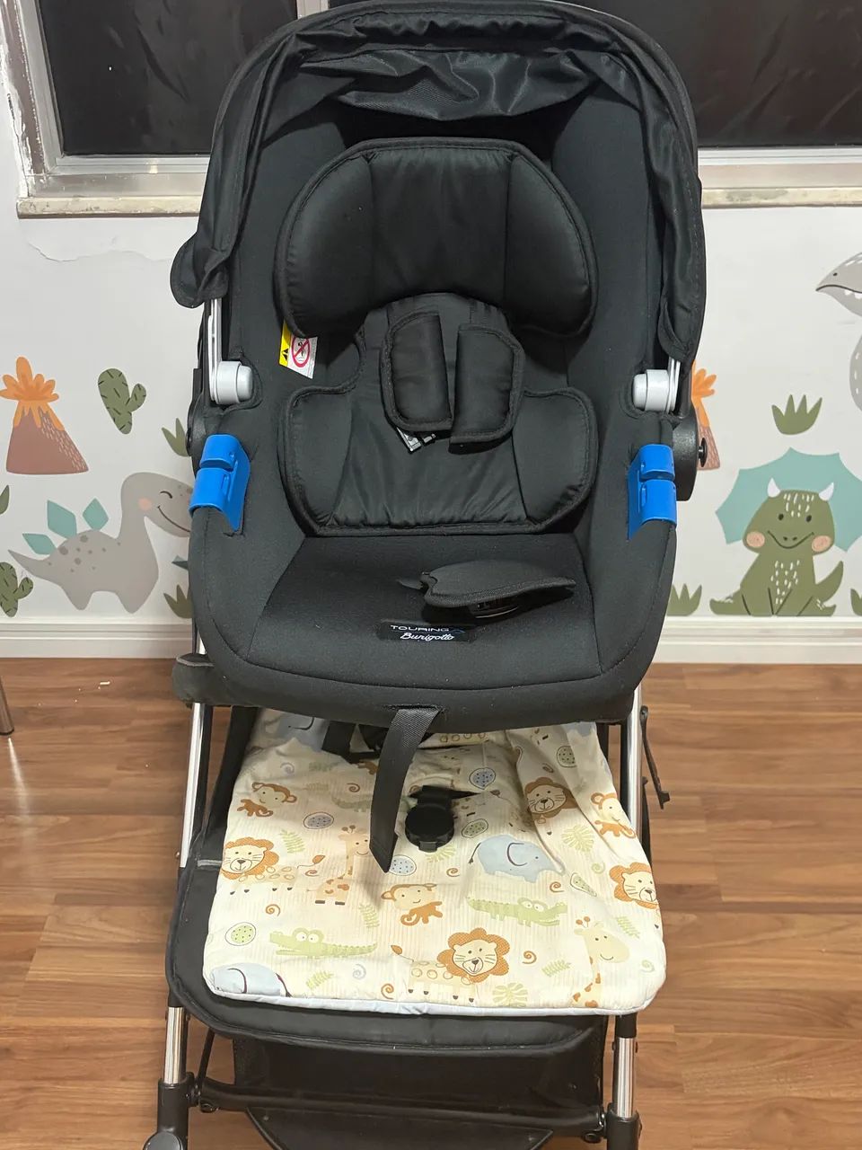 Carrinho de bebê com bebê conforto  - Foto 3