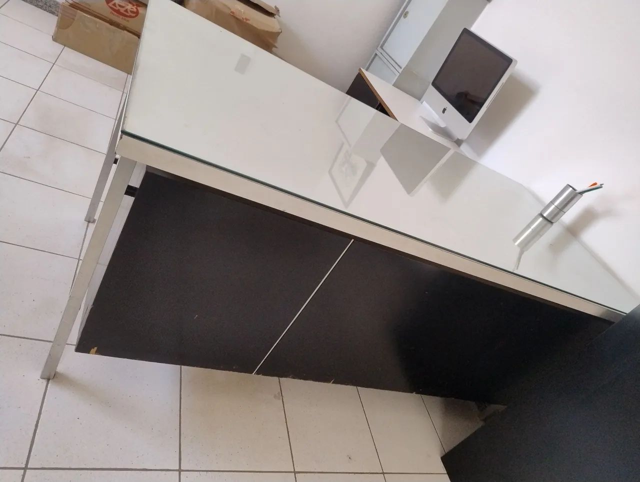 Mesa de escritório com tampa de vidro - Foto 3