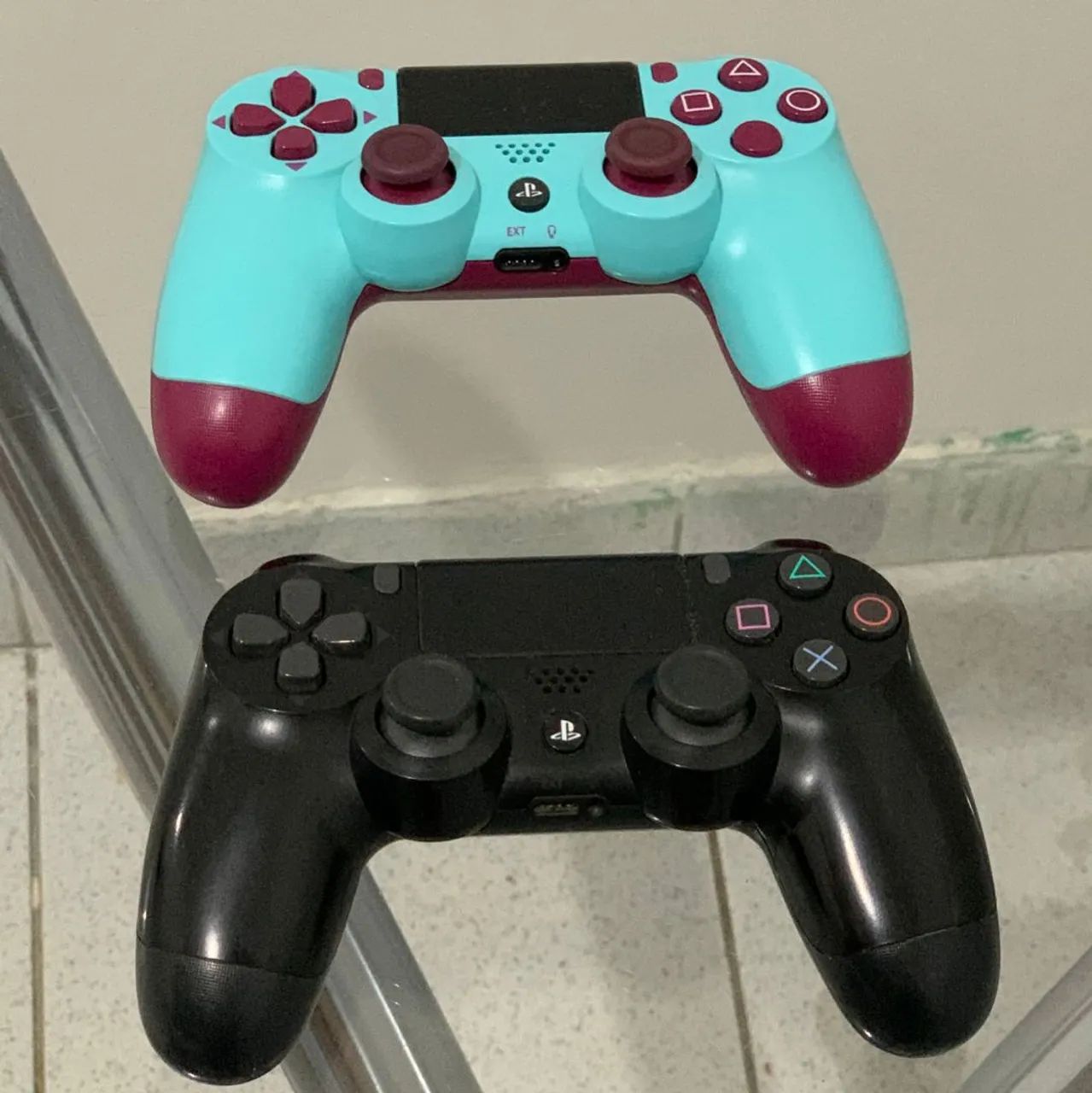PS4 Completo + 2 Controles - Foto 4