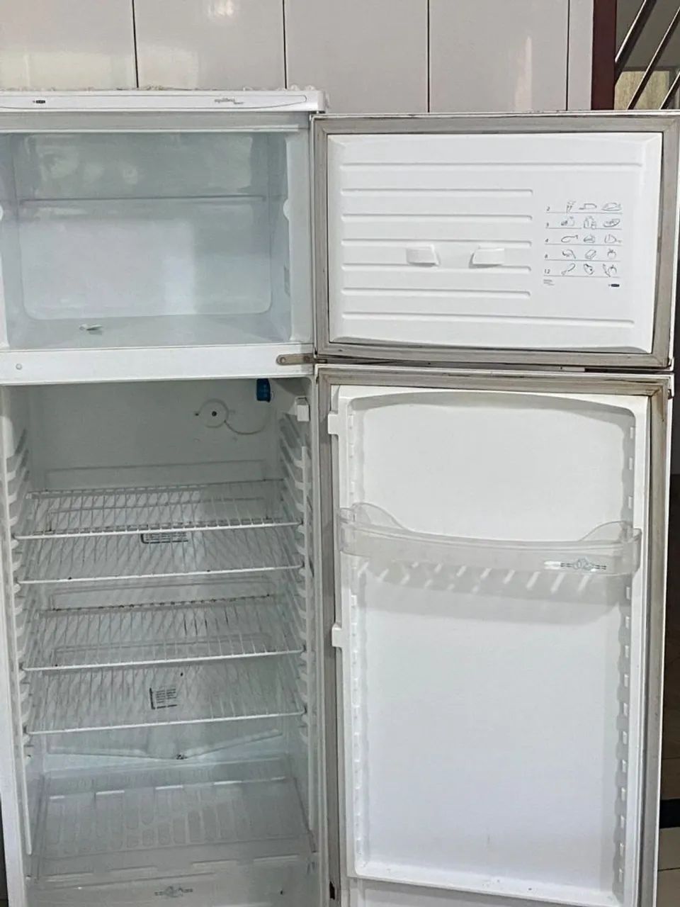 Geladeira Dako 2 portas,  gela super bem, funciona normalmente  - Foto 2