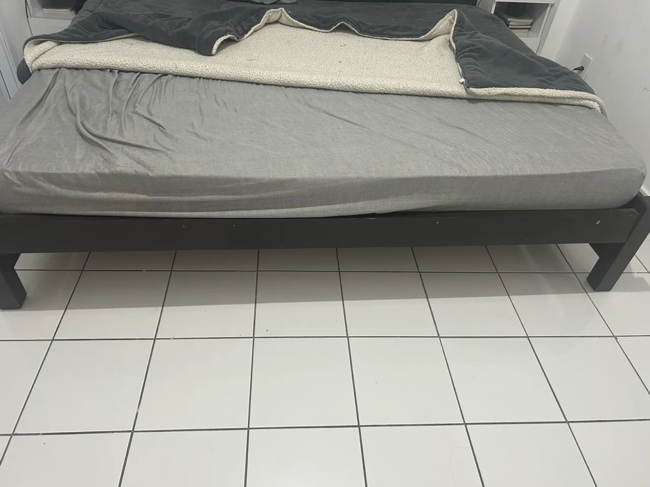 Cama Queen + colchão + 2 mesinhas de cabeceira.