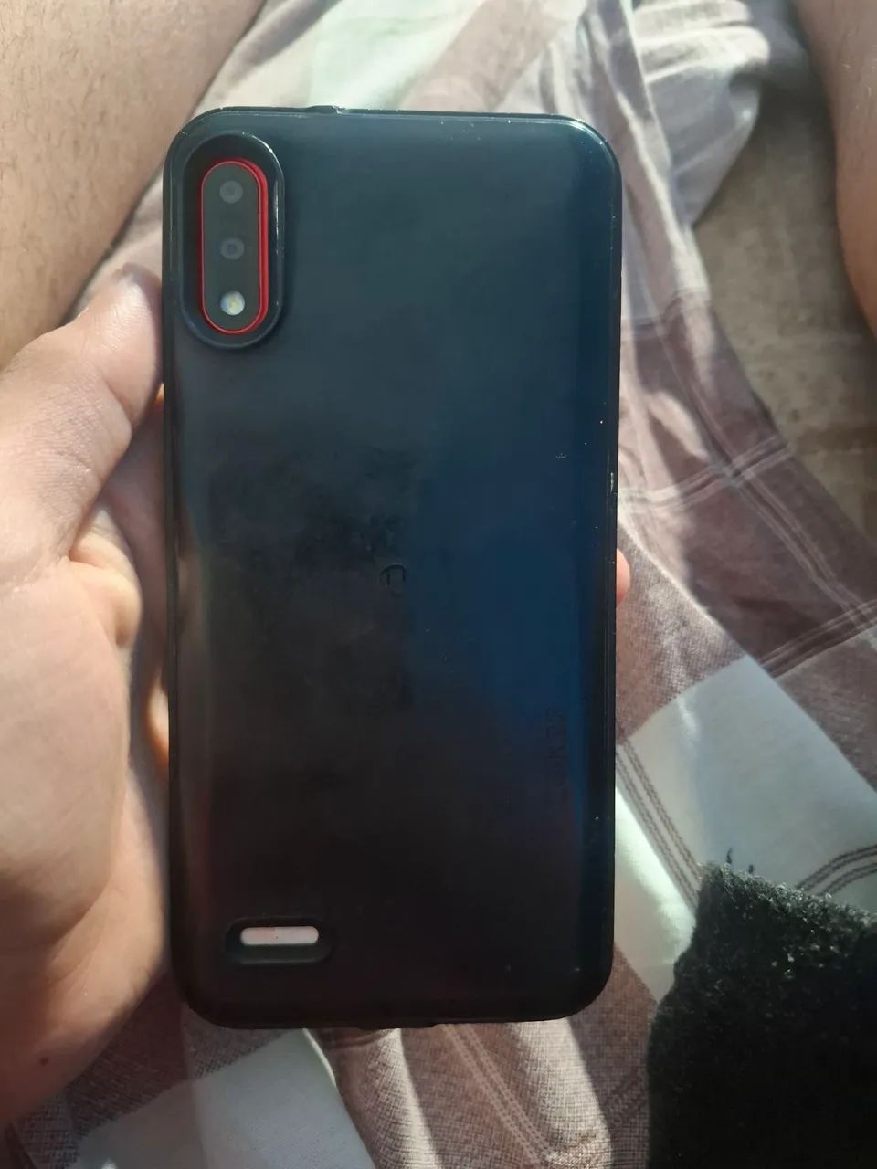 LG k22 bem conservado somente tela com um trincado e lado esquerdo não está dando touch - Foto 2