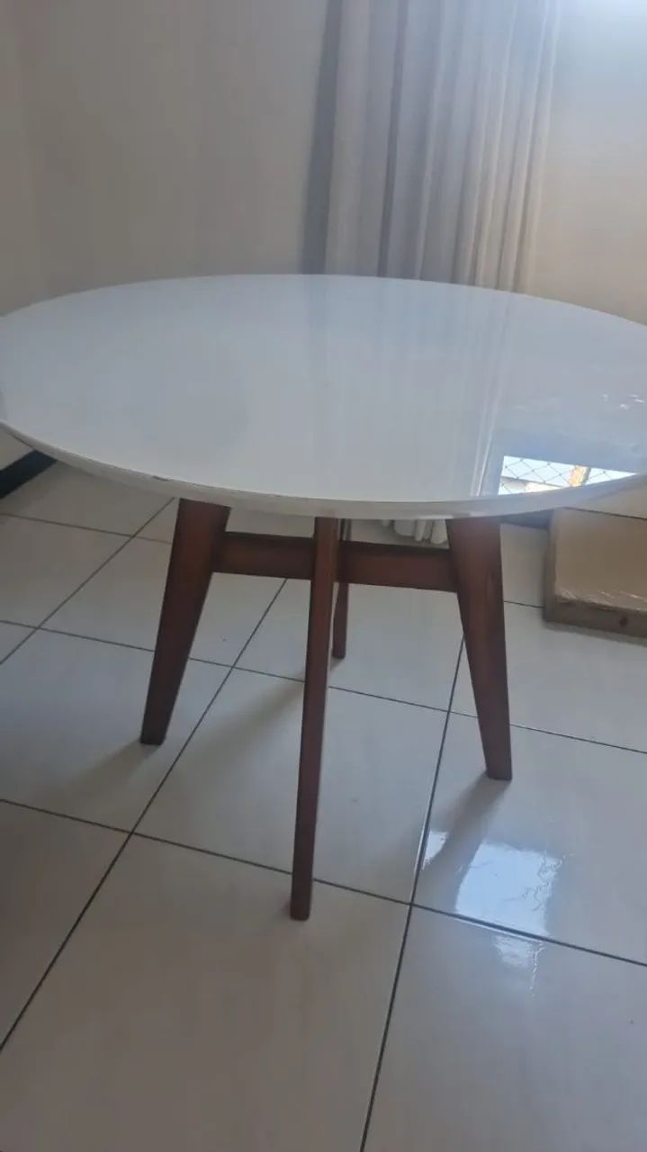 Mesa de Jantar Redonda Moderna (Madeira, Laca e Tampo de Vidro)