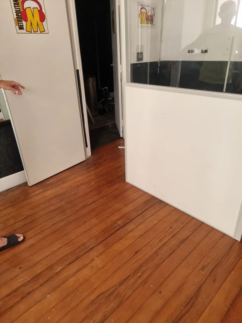 Divisória eucatex com porta e janela fixa - Foto 3
