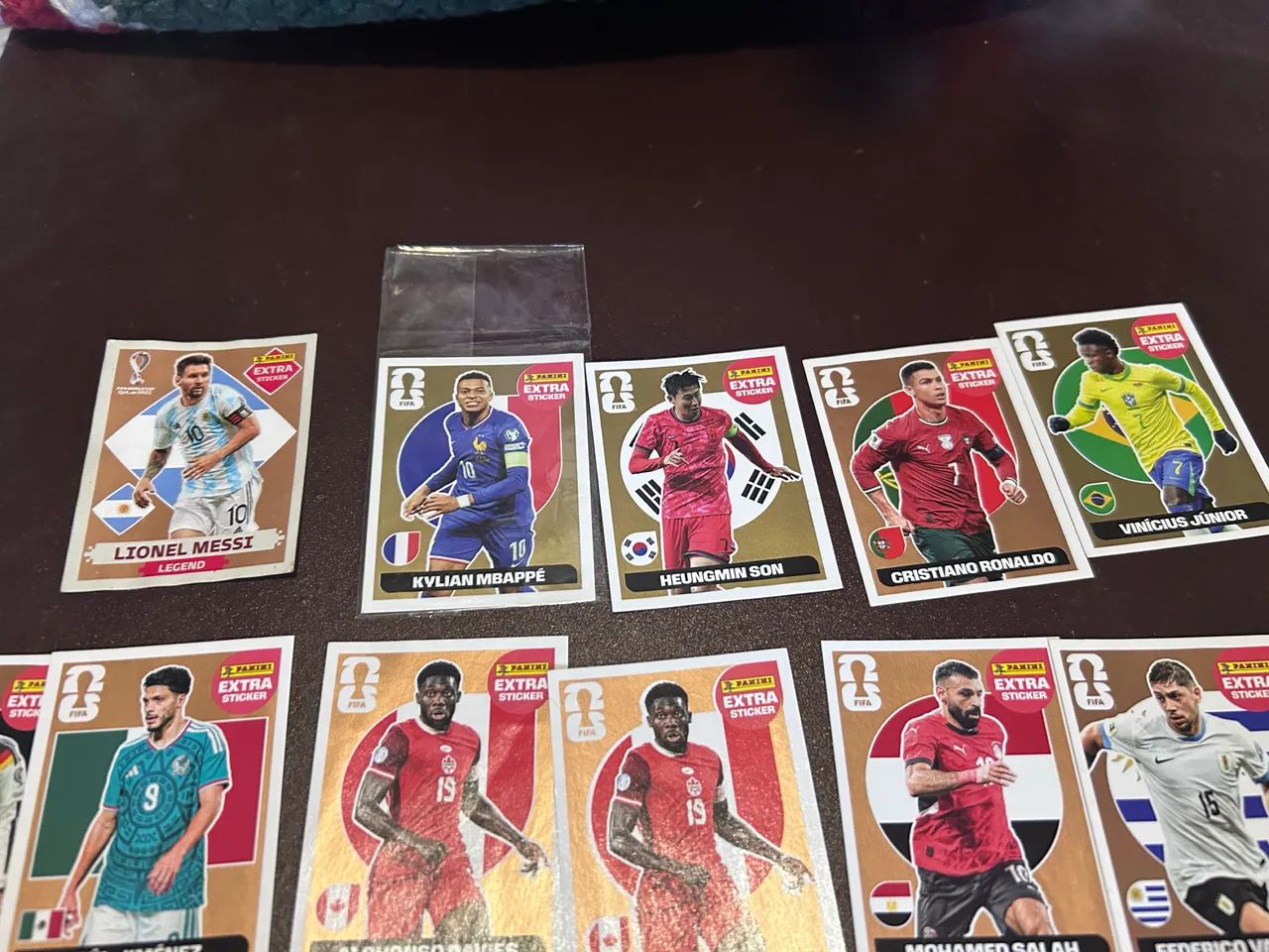 Figurinhas legend, entre dourada a bordo, mbappe, messi, cr7, vini  - Foto 3