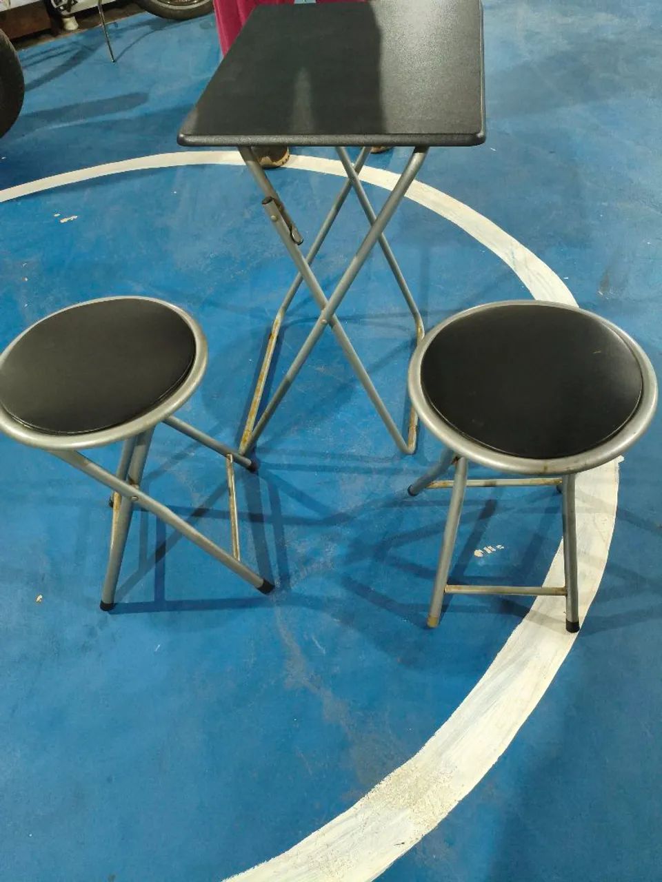 Conjunto de mesa e banquetas dobráveis. - Foto 4