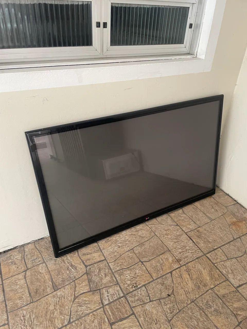 Barbada vendo TV  LG  50  polegadas