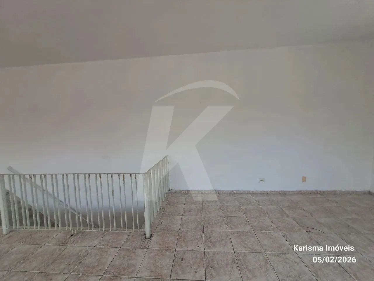 Salão medindo 110 m² com 2 banheiros. - Foto 3