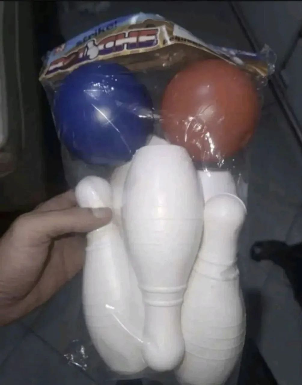 kit com boliche infantil com 6 pinos e duas bolas 