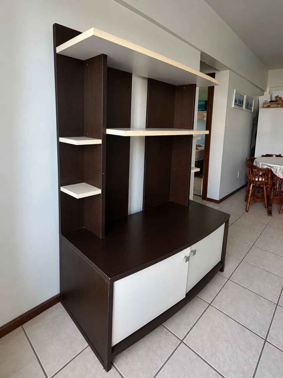 Rack com Estante para TV e armário com duas portas  - Foto 4