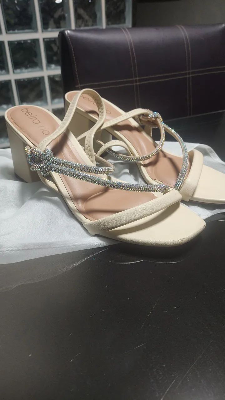 Salto bloco bege com strass tam 39