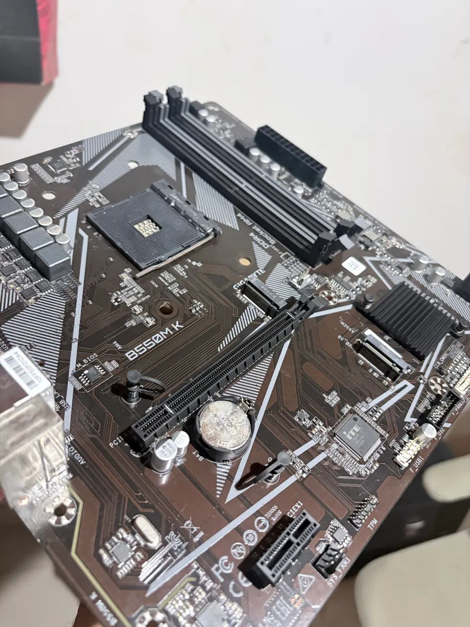 Placa-Mãe Gigabyte B550M K AM4 DDR4 AMD Ryzen Micro ATX - Foto 4