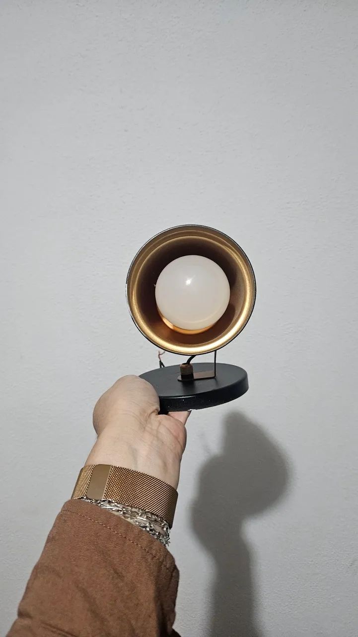 Luminária direcionável preta com bronze  - Foto 3