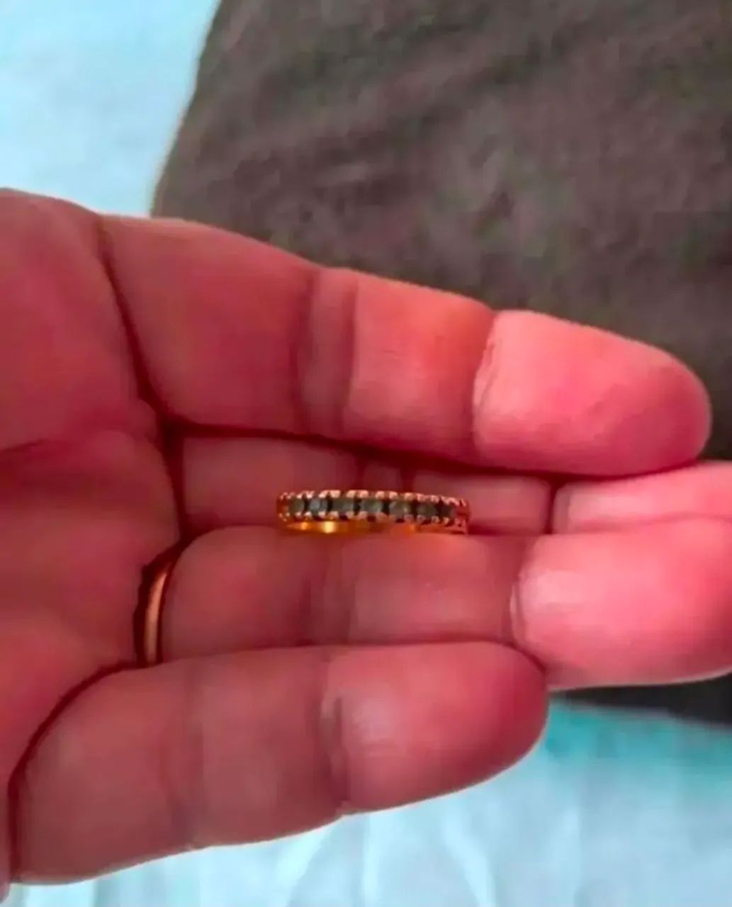 Vendo uma meia aliança com zirconia 