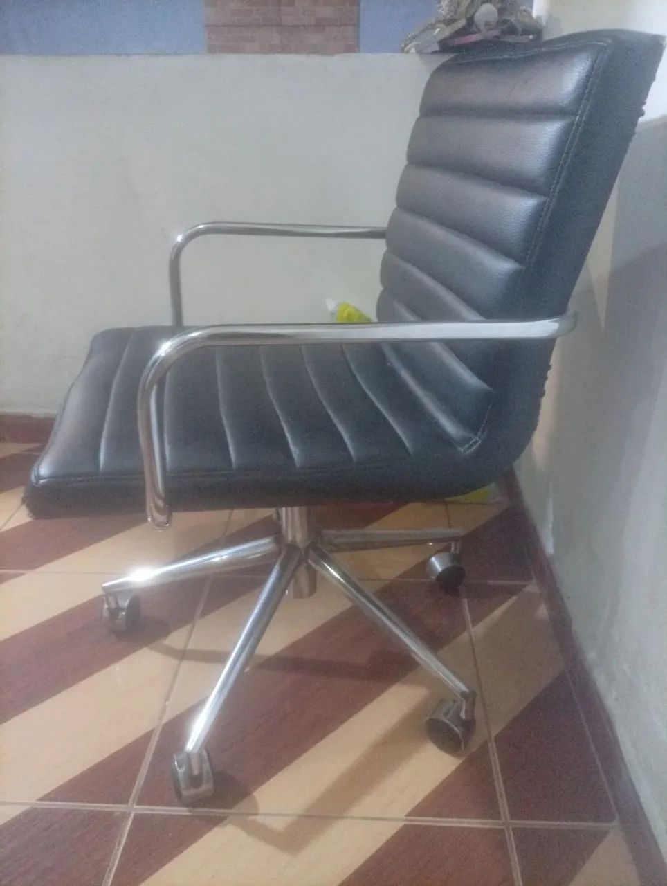 Poltrona de couro preta - Foto 4