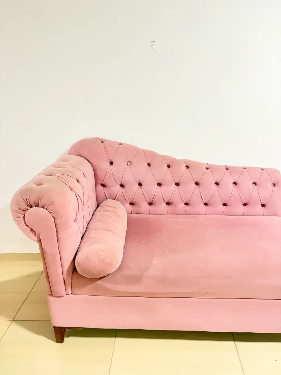 Sofá Rosê em Suede - Muito Conservado - Foto 3