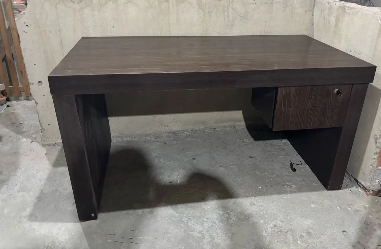 Mesa de madeira de escritório 